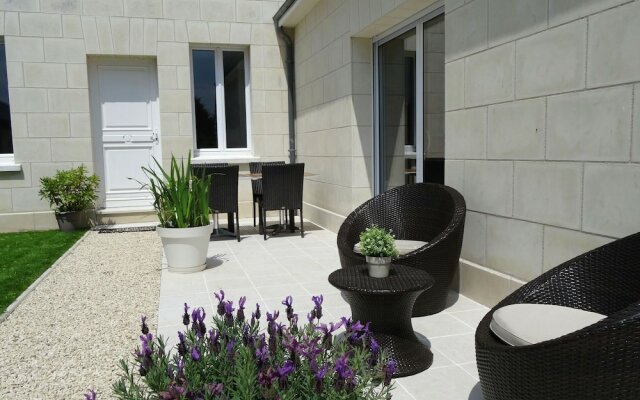 Luxury Holiday Home with Lawn in Beaumont-En-Véron Near Chinon