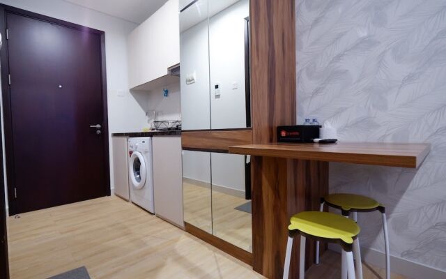 Comfortable Studio Puri Mansion Apartment