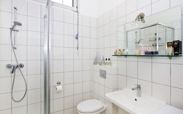 Luxury Apartment With Pool, Large Patio & sea View