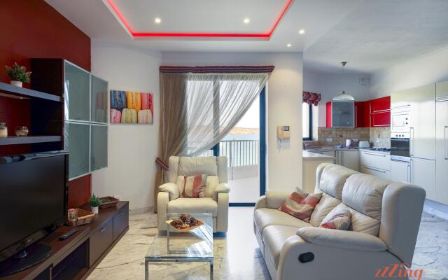 Seafront 2 Bedroom Apartment Overlooking Bay