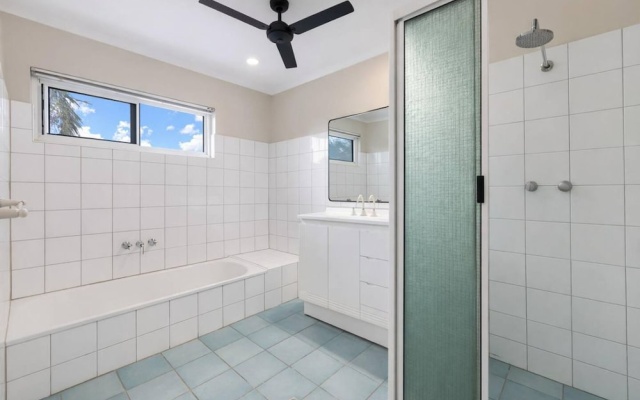 Cullen Bay Retreat Pool Balcony Marina Stroll – Bathroom – Larrakeyah