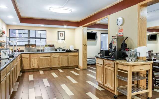 Clarion Hotel Broken Arrow - Tulsa