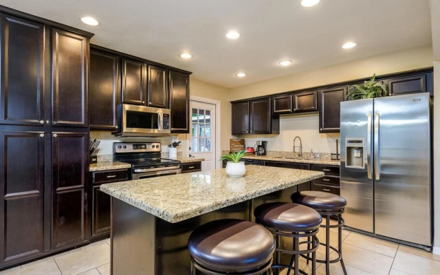 New Spacious Updated 5 Bedroom Home Pool