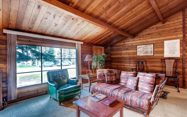 Alm Haus Standard Downtown Private Home by McCartney