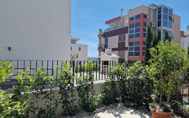 Luxury Modern apt w Garden, 3 min Walk to Beach