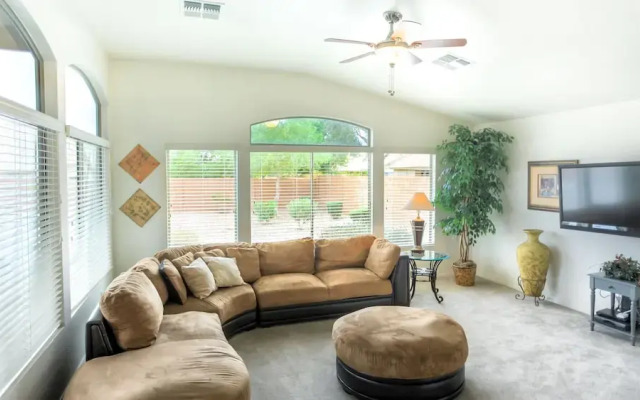 Near Great Shopping & Dining! Pool Table & Games!