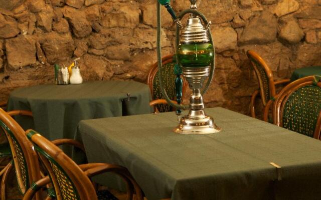 Monte Kristo Hotel