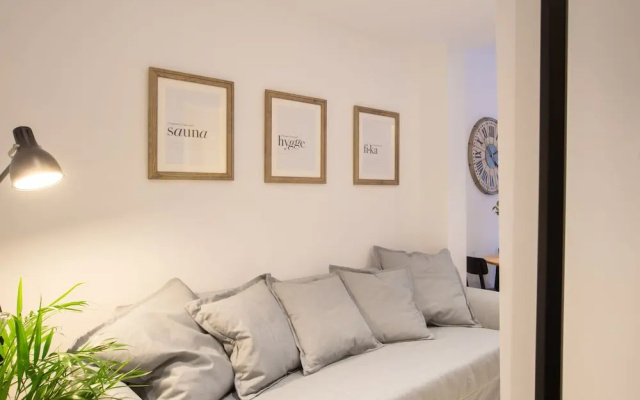 Phaedrus Living: City Luxury Flat Mavromichali
