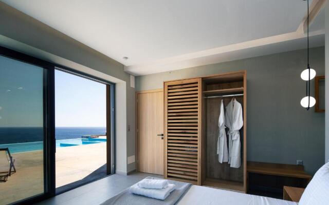 Seafront elegant villa, with infinity pool & devine views!