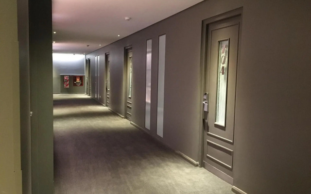 Broadway Hotel & Suites