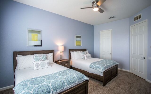 Altavista Lakeview 3 Bedroom Condo by RedAwning