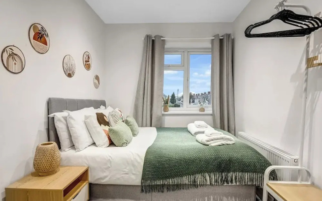 Spacious 4 Bedroom 4 Bath-free Parking Great Links