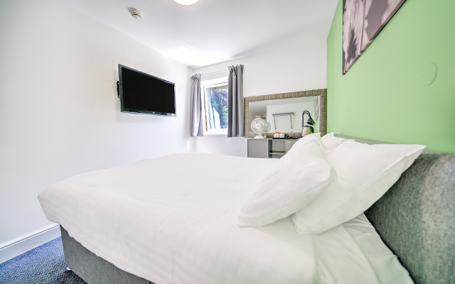 GO2 Gloucester Hotel by OYO