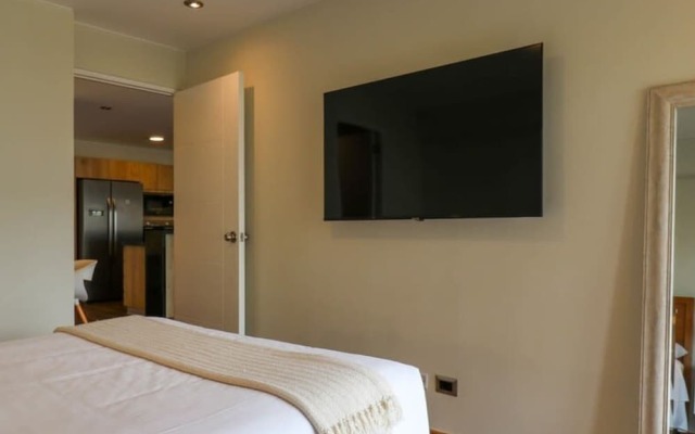 w Fascinating 1BR With Balcony in Miraflores