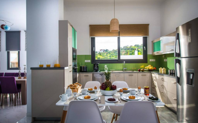 Villa Bellelen With a Heated Pool