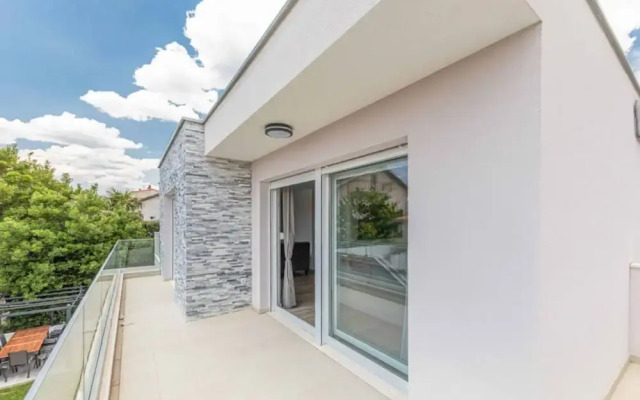 Expansive Retreat With Private Pool & Bbq, Near the Beach