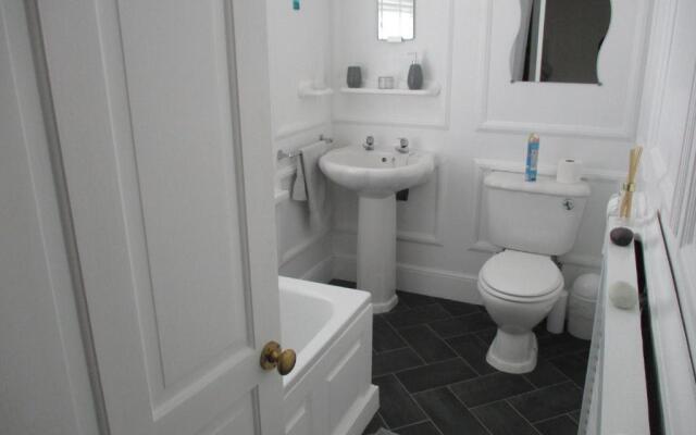 Lovely, Spacious, 3 Bedded, First Floor Apartment