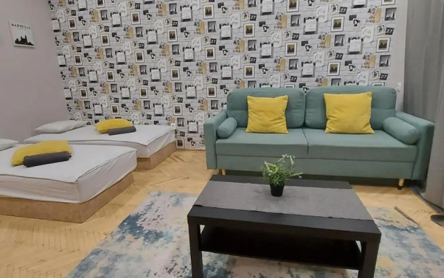 Studio 4 Apartment in the Party District