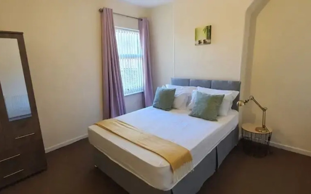Spacious House in Stoke