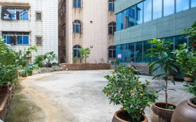 Fanhua Hotel (Zhanjiang World Trade Building No.5 Middle School)