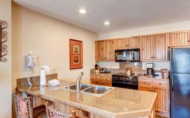 Luxury 1 Bedroom Mountain Vacation Rental in Breckenridge With Access to a Hot Tub and Heated Garage Parking