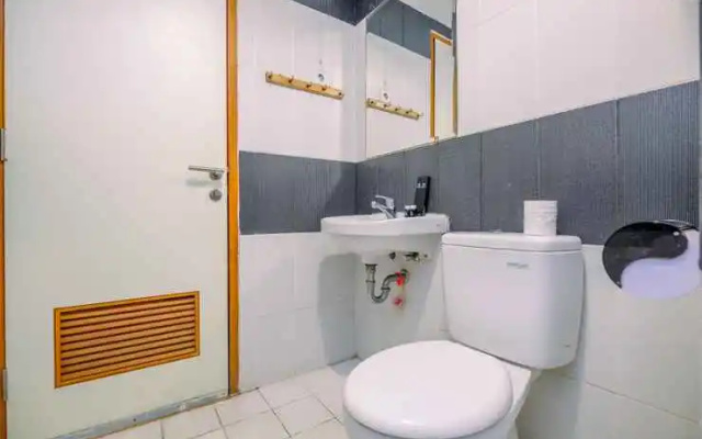 Comfort Nice 2BR at Cinere Bellevue Suites Apartment By Travelio – Bathroom – Depok