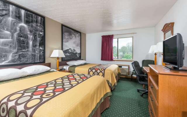 Super 8 by Wyndham Fairmont