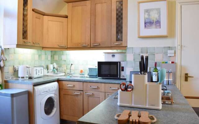 Charming 2 Bedroom Home 3 Near Arsenal Station