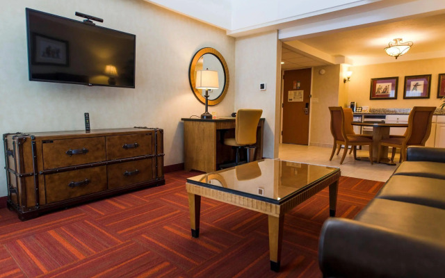 Howard Johnson by Wyndham Anaheim Hotel & Water Playground
