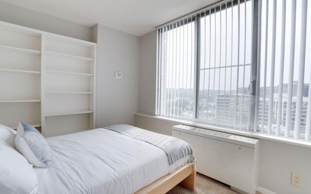 Wonderful Apt Crystal City with Gym