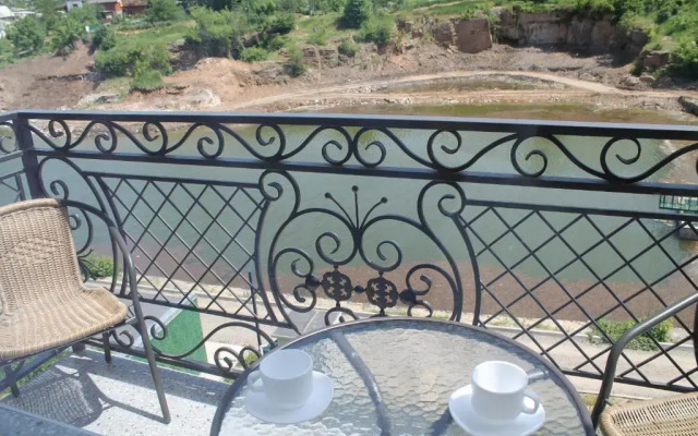 Gotel' River House