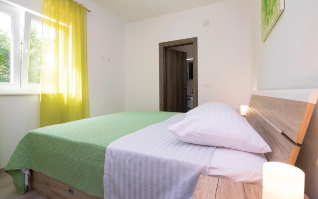 Awesome Home in Sukosan with Hot Tub, WiFi & 4 Bedrooms