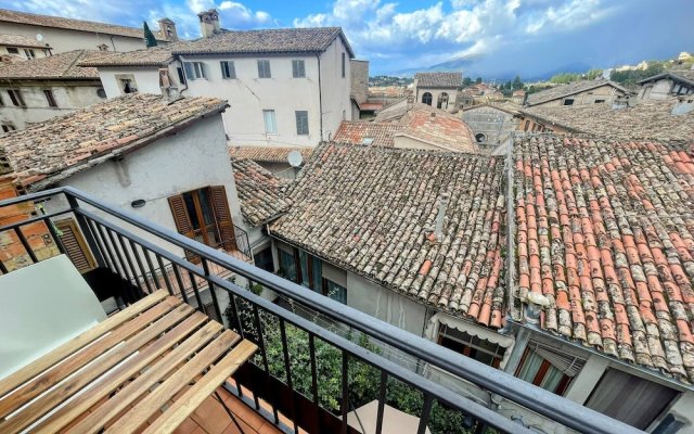 "centrally Located Spoleto A1 - Sleeps 6 - Terrace - Bbq - Car not Needed. Wifi"