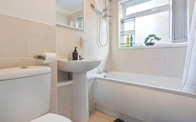 1 Bedroom Apartment Sleeps 4, Free Parking, Tv