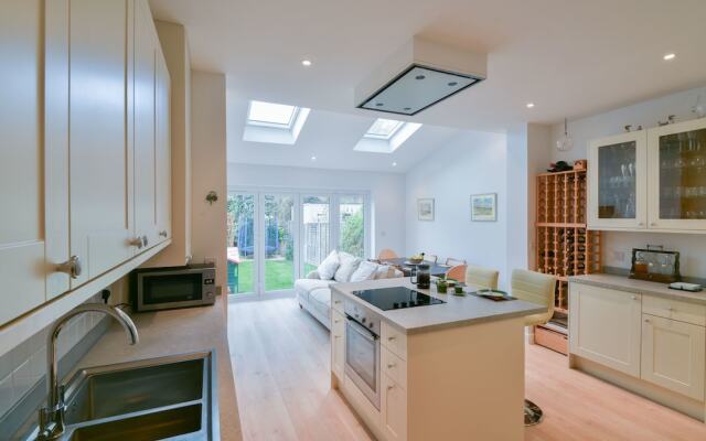 Enchanting Earlsfield Home by Wimbledon Park