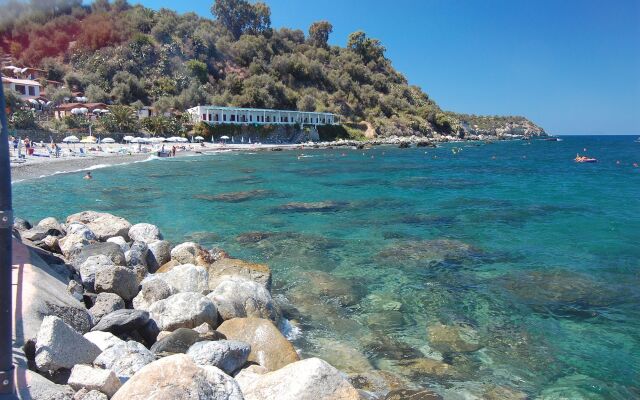 Cirucco Bay Hotel & Camping