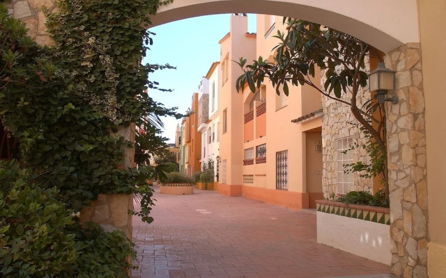 Holiday Apartment in a Complex near Sea