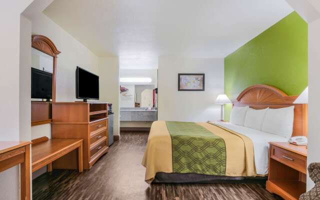 Econo Lodge & Suites