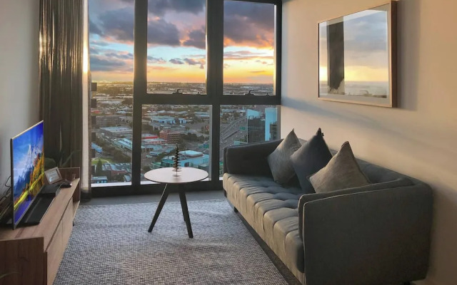 Southbank 2BR High City Views Enjoy Wine, Gym, Pool, Wifi