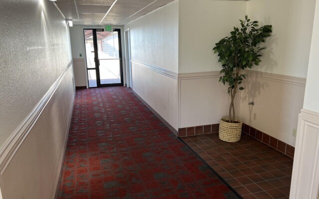 Days Inn by Wyndham Lake Point