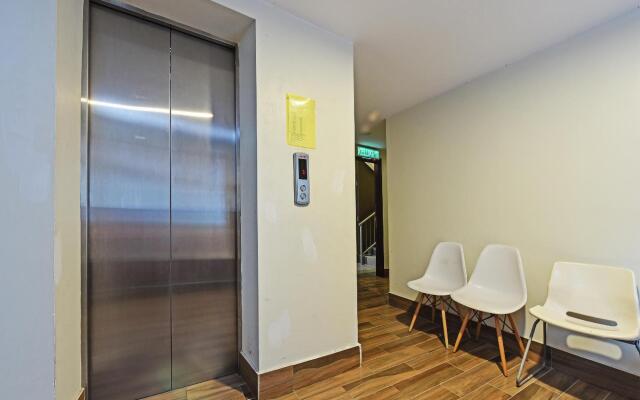 Capital O 90574 Hotel Glo