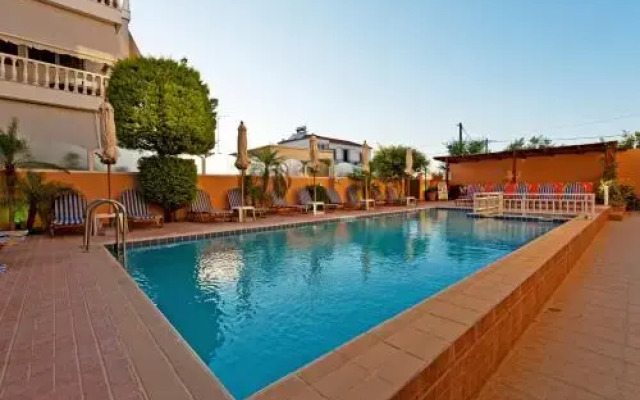 Denphill Apartments & Hotel