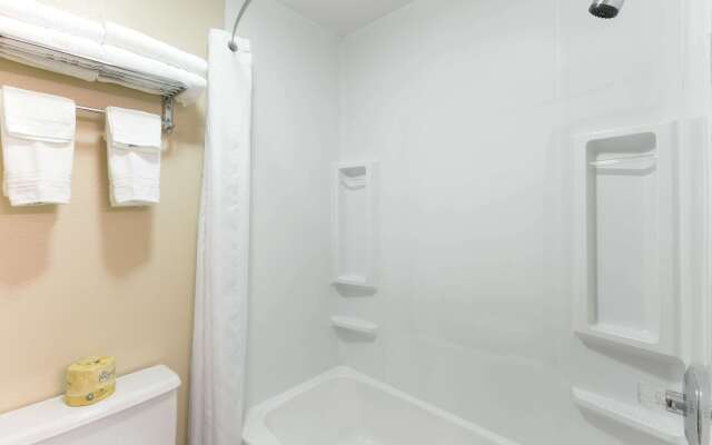 Super 8 by Wyndham Radcliff Ft. Knox Area