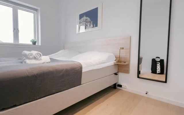 Stunning 2-bed w Large Balcony