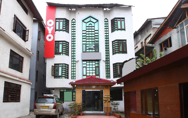 OYO 18872 Hotel Azad