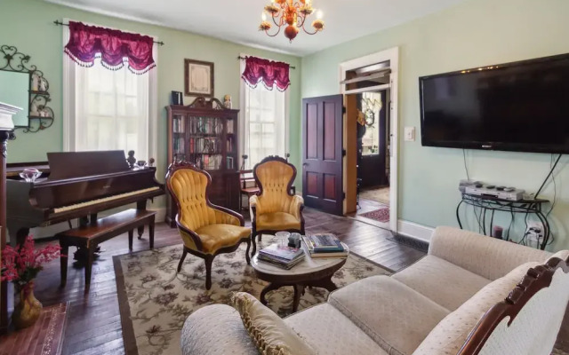 Dickinson Room by Main Street Bed & Breakfast