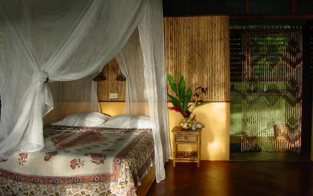 Iguana Lodge Beach Resort