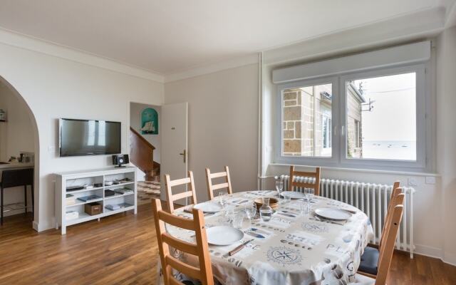 Maison vue mer les pieds dans l'eau