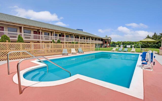 Travelodge By Wyndham Sellersburg