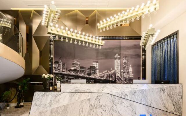 Islands Hotel S (Chengdu Panda Base Longtansi Subway Station)